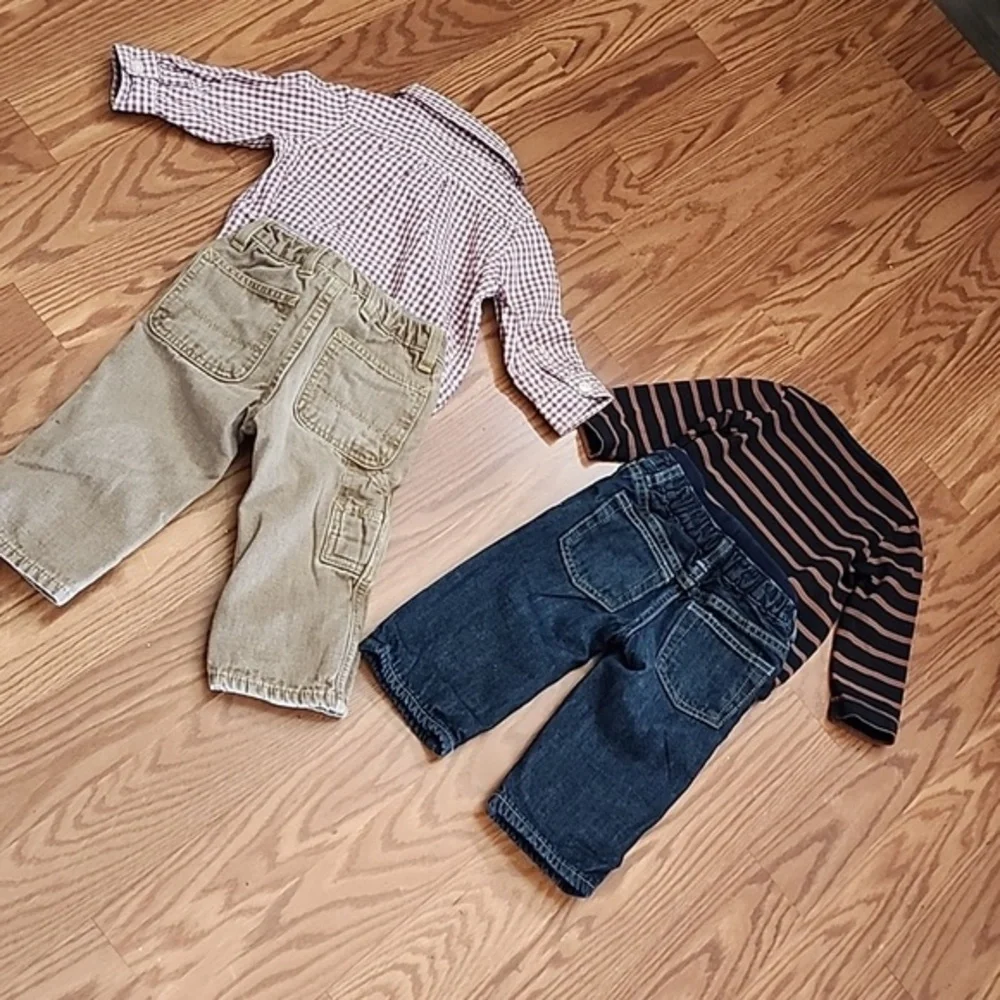 Gap outfit 6-12 mo 2pants 2‎ shirts